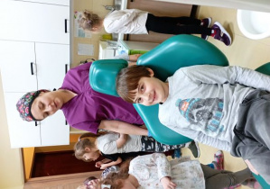 Chłopiec na dentystycznym fotelu